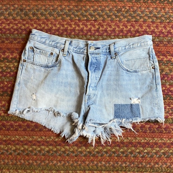 501 LEVIS BUTTON FLY LIGHT WASH PATCHWORK DISTRESSED DENIM SHORTS - Picture 1 of 5